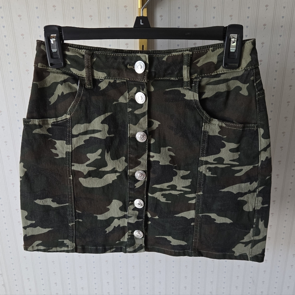 Camouflage Button-Front Skirt